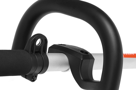 Удобная D-образная рукоятка позволяет работать с косой продолжительное время.