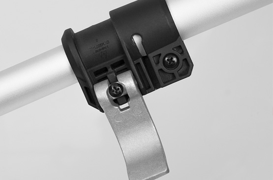 Телескопическая штанга. Телескопическая алюминиевая штанга позволяет сложить триммер для компактного хранения и транспортировки и выбрать оптимальную длину в зависимости от роста пользователя.