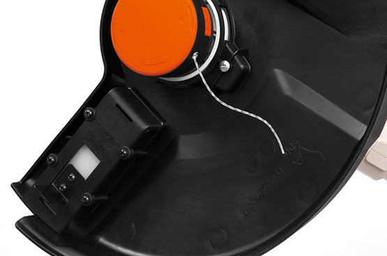 Защитный кожух из ударопрочного пластика надежно защищает оператора от получения травм в случае попадания в режущий механизм твердых предметов.