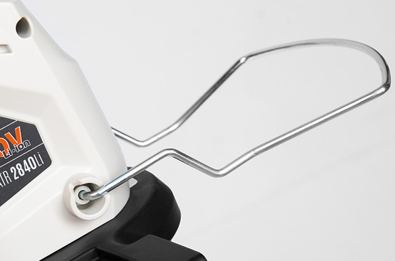 Специальный защитный упор позволяет аккуратно и безопасно работать вблизи заборов и клумб. Он защищает деревья и посадки от скашивания, а триммер - от повреждения о твердые предметы.