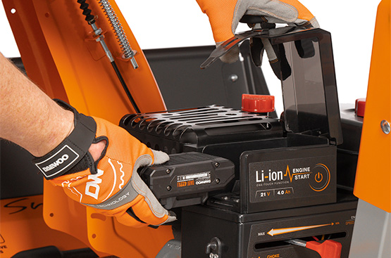 Благодаря установленному Li-ion аккумулятору на 21В, двигатель запускается простым нажатием кнопки на рукоятке управления. Обеспечивает легкий запуск холодного двигателя при любых температурах до -30˚C.