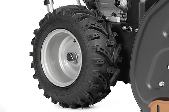 Пневматические колеса Winter X‑TRACK, с протектором специальной формы, обеспечивают наилучшее сцепление с заснеженной и обледенелой поверхностью. Увеличенный диаметр и ширина колес гарантирует высокую проходимость даже при высоком снежном покрове.