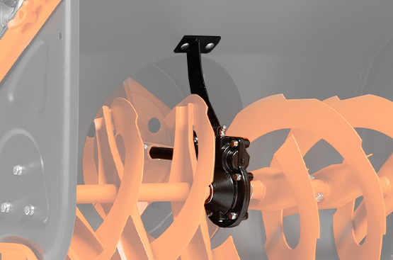 Усиленный редуктор в паре со стальными опорами шнека с подшипниками передает до 95% крутящего момента на рабочие узлы сборки и выброса снега. Выходной вал редуктора крепится на подшипниках большого диаметра, что обеспечивает высокую устойчивость механизмов к вибрации и ударам.